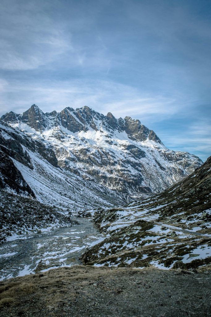 erschneite Berglandschaft in stiller Morgenstimmung – ein ruhiger Ort für Gebet, Meditation und spirituelle Verbundenheit in der Natur.