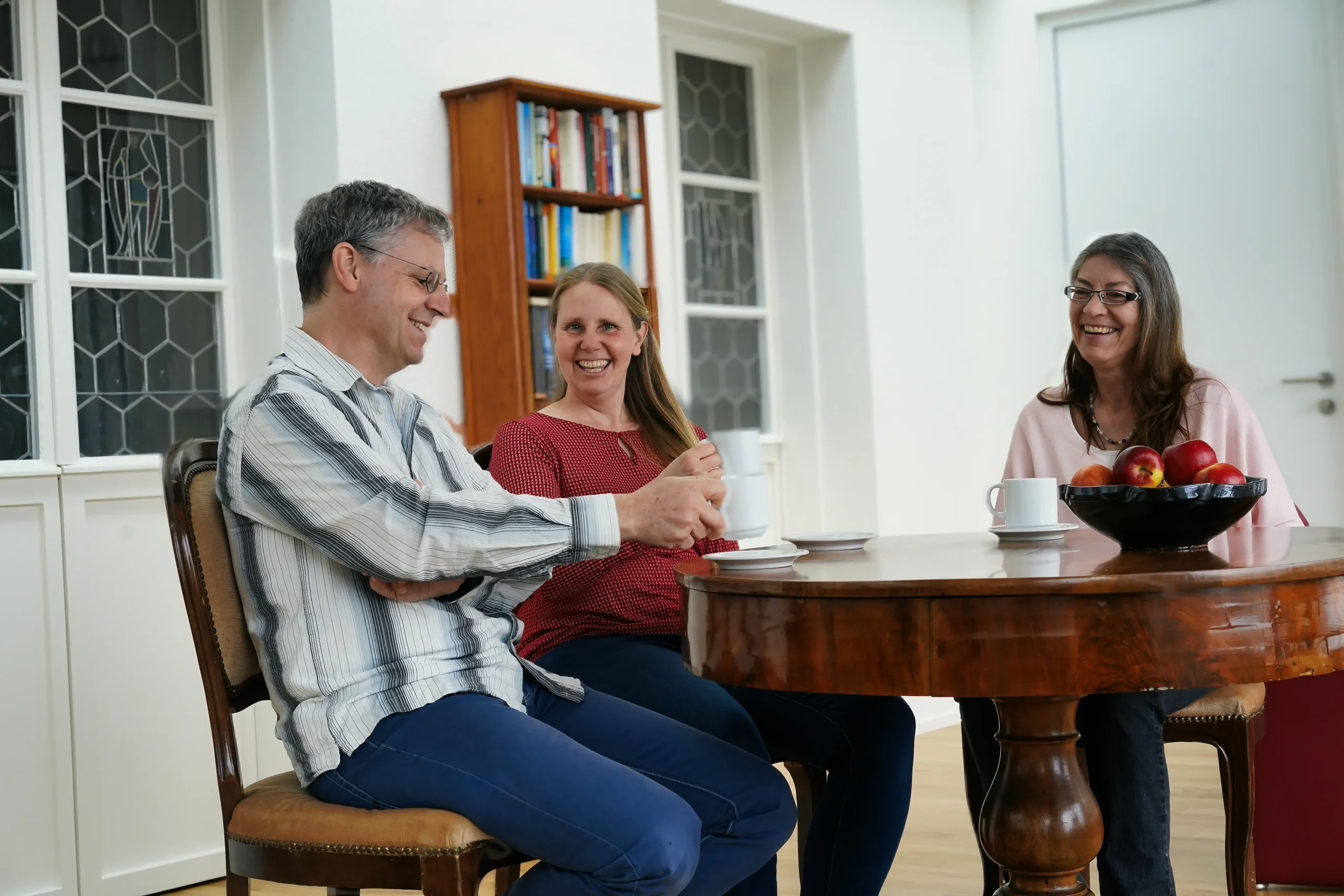 Sonnenhügel Kerngemeinschaft am Tisch